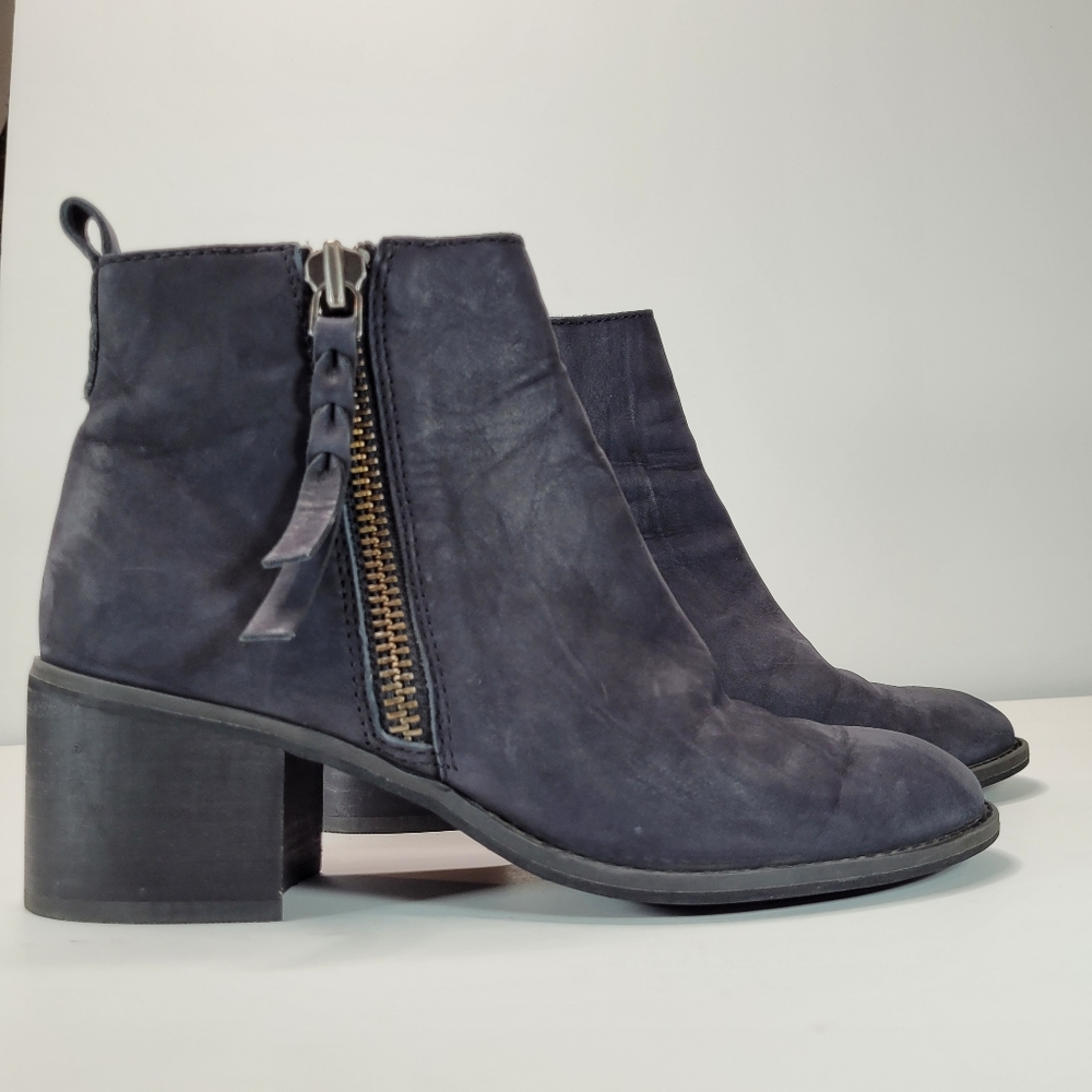 BP Navy Blue Leather Block Heeled Side Zipper Ankle Booties Size 7 - Picture 13 of 13